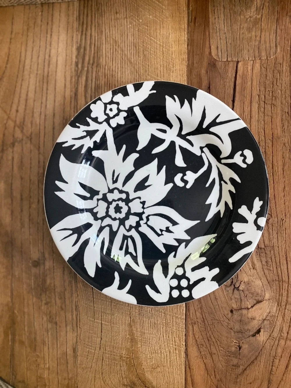 Crate & Barrel Black and White Floral Salad Luncheon 9” Plates x 8